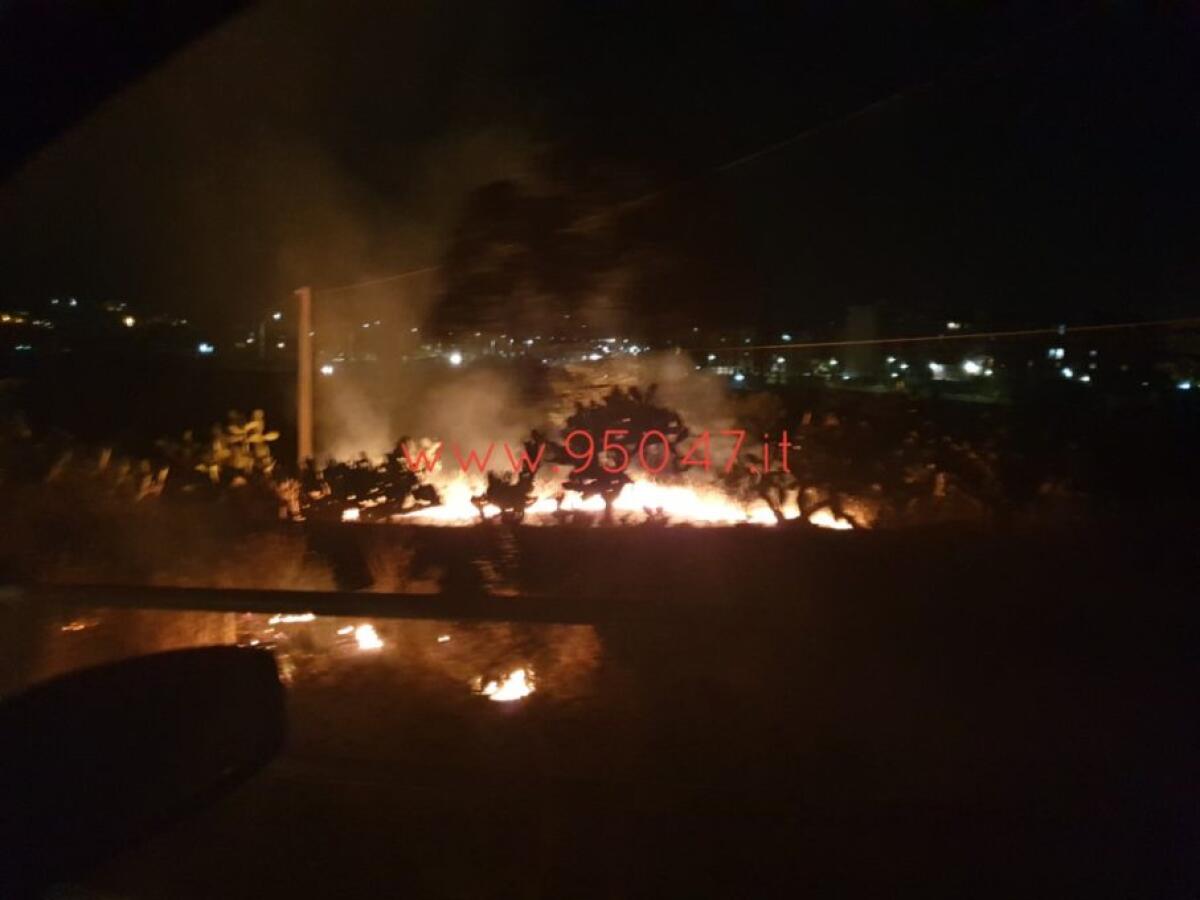 PATERNO': CONTINUANO GLI INCENDI DI STERPAGLIE, ROGO IN VIA LIBERTÀ' - 