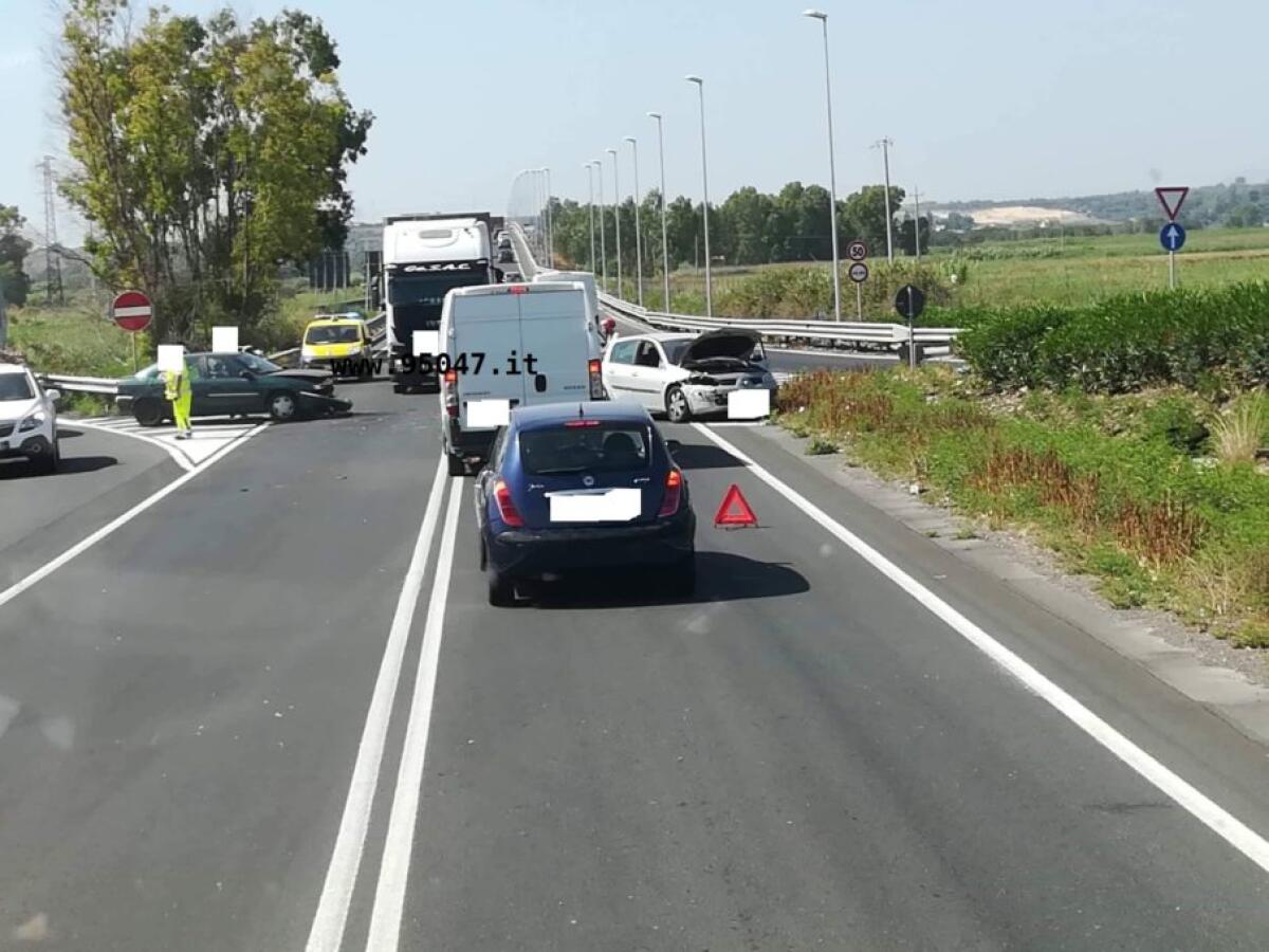 SCONTRO FRONTALE NEI PRESSI DI VACCARIZZO - 