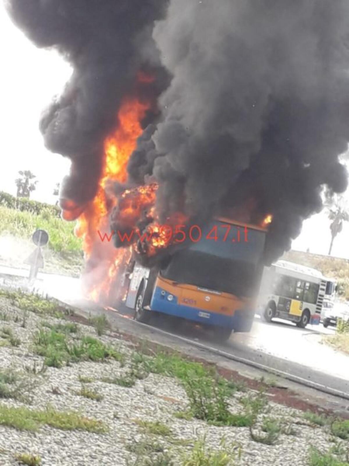 CATANIA: AUTOBUS IN FIAMME - FOTO - 