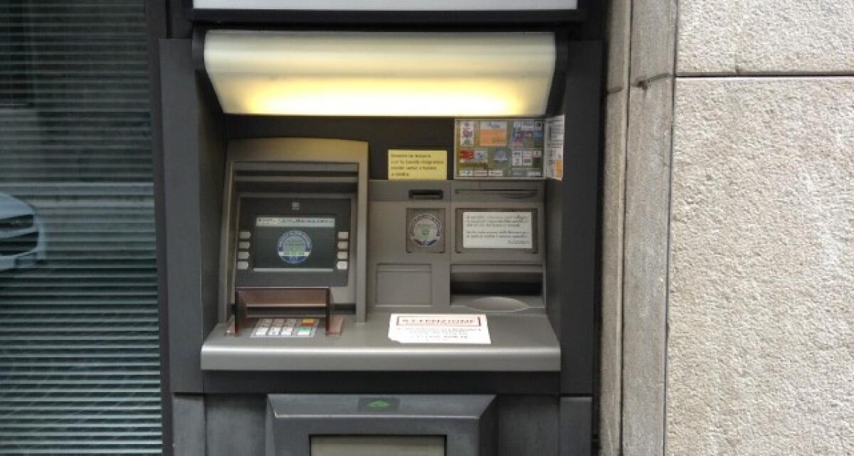 CATANIA, RAPINATA MENTRE FA BANCOMAT - 