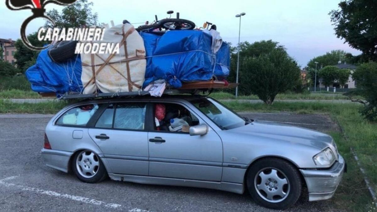 CARICA CAMERA DA LETTO SULL’AUTO PER TRASPORTARLA DA BARI A SAVONA IN AUTOSTRADA, GLI RITIRANO LA PATENTE - 