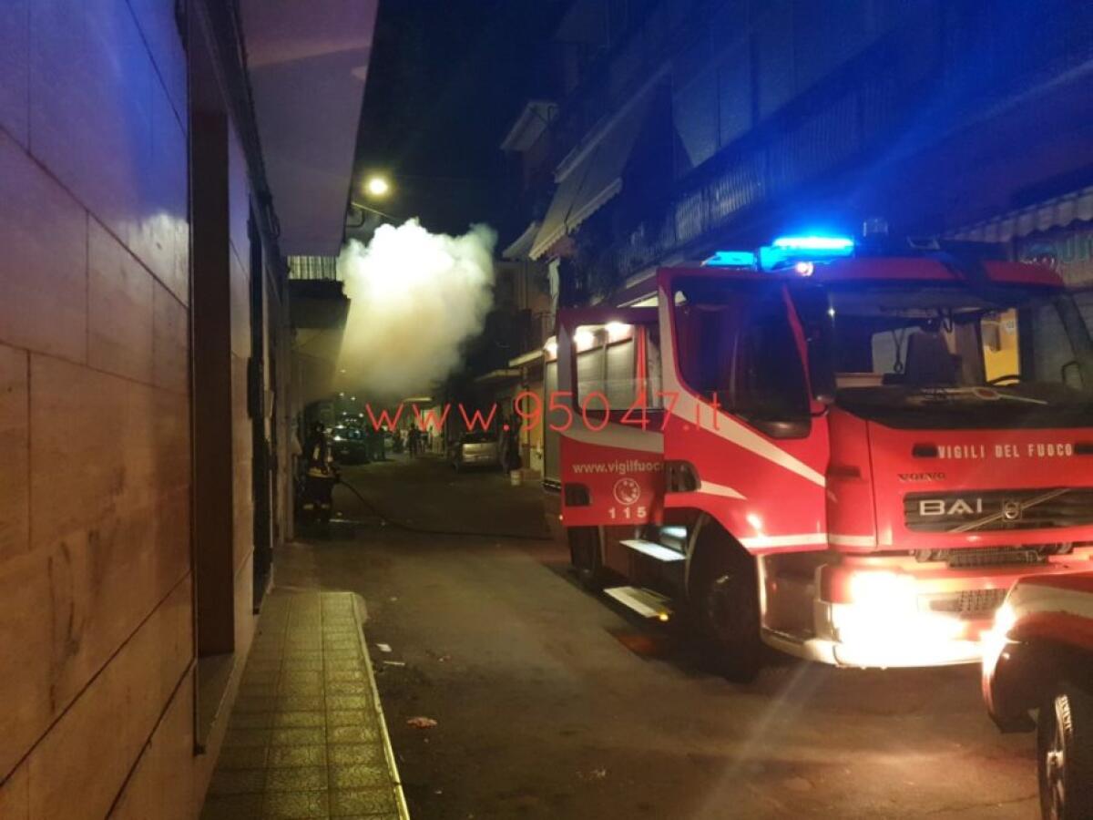 PATERNÒ: INCENDIO IN VIA ROSOLINO PILO - 