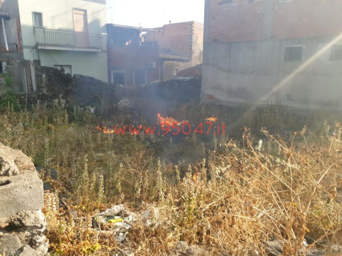 PATERNÒ: A FUOCO STERPAGLIE IN PIAZZA NASSIRYA - 