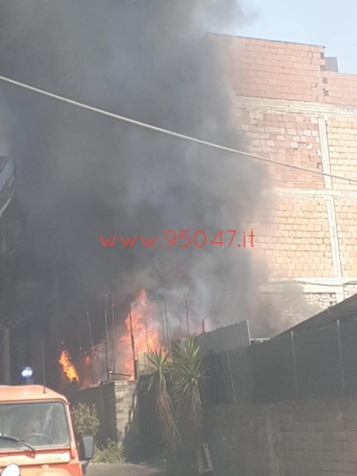 PATERNÒ: INCENDIO IN UN DEPOSITO VIA BALATELLE - 