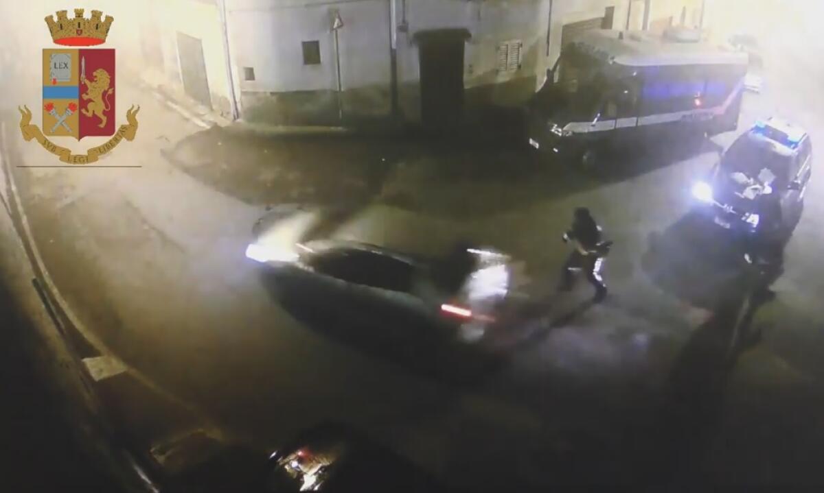 REGALBUTO: DROGATO SENZA PATENTE E ASSICURAZIONE TENTA DI FALCIARE DUE POLIZIOTTI - 