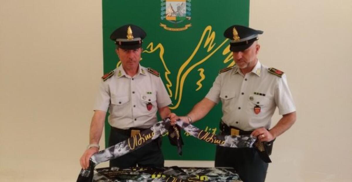 CONCERTI DI ULTIMO AD ACIREALE. DENUNCIATI 6 VENDITORI DI GADGET CONTRAFFATTI. - 