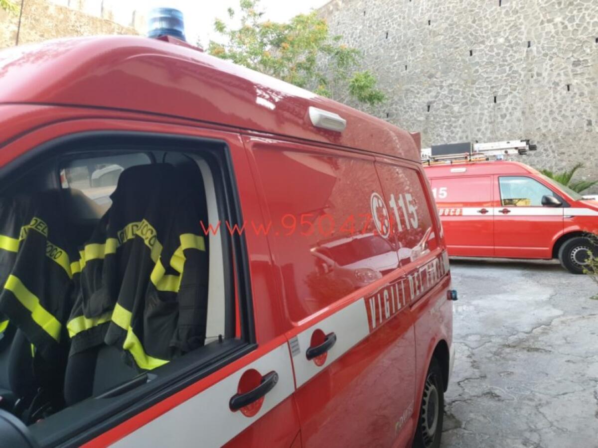 PATERNÒ: UN UOMO SI BARRICA A CASA E MINACCIA I PASSANTI - 