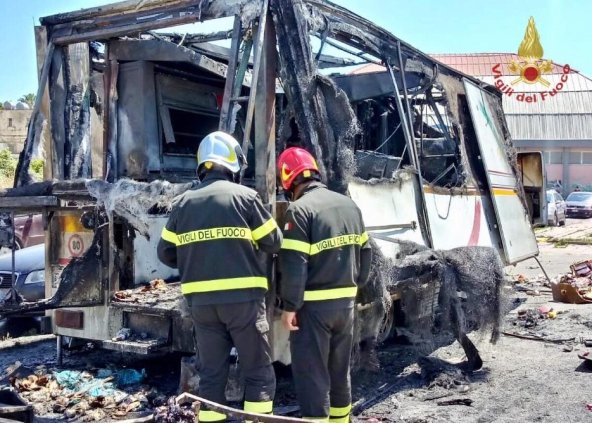 GELA: ESPLODE UNA BOMBOLA DI GAS AL MERCATINO - SALE IL BILANCIO, 20 FERITI - 
