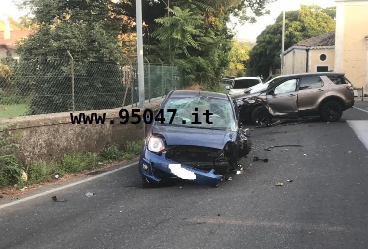SAN GIOVANNI LA PUNTA: SCONTRO TRA DUE AUTO, FERITI - 