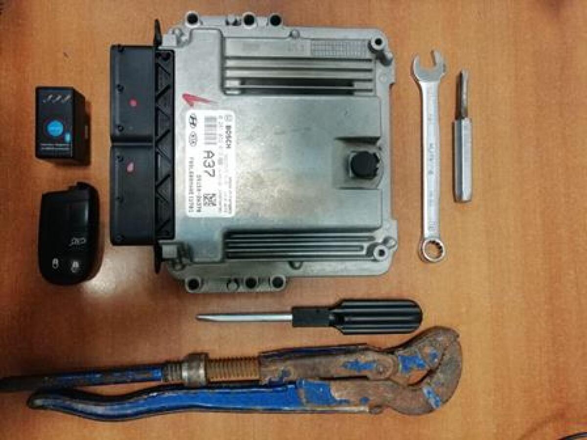 CATANIA: LA POLIZIA ARRESTA TRE LADRI DI AUTO - 