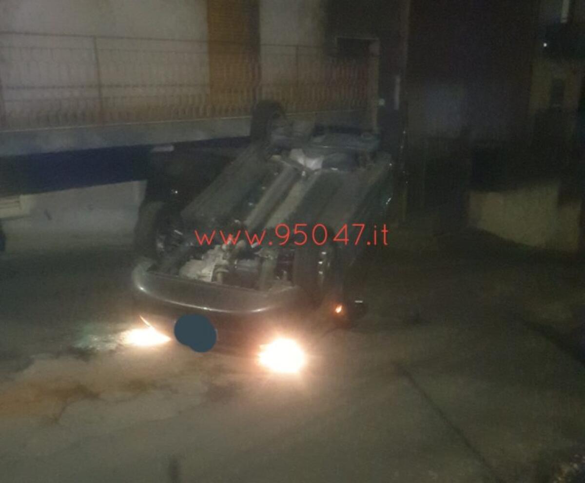 BELPASSO: RUBANO AUTO, SI RIBALTANO E SCAPPANO - 