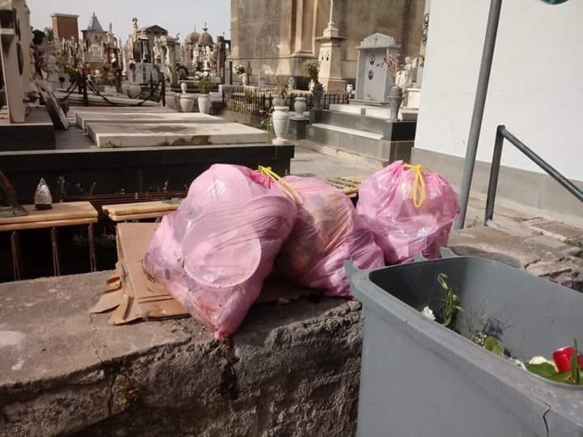 PATERNÒ: SACCHI DI SPAZZATURA AL CIMITERO - LA SEGNALAZIONE DI UN NOSTRO LETTORE - 