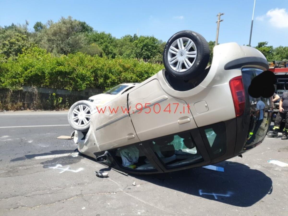 MASCALUCIA: PERDE IL CONTROLLO, AUTO SI RIBALTA - 