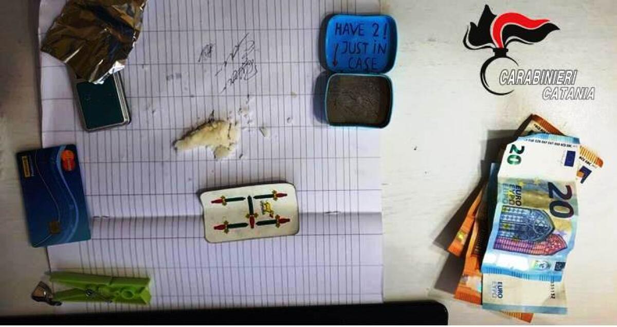 CATANIA: SPACCIAVANO “CRACK” DA CASA, IN MANETTE SUOCERO E GENERO - 