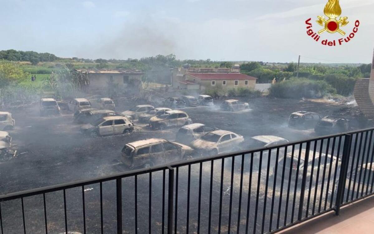 SIRACUSA: A FUOCO 50 AUTO DEI BAGNANTI IN UN PARCHEGGIO A ELORO - 