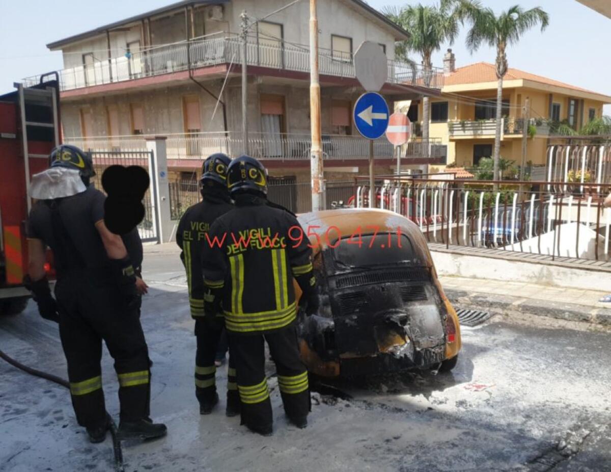 MOTTA SANT'ANASTASIA: AUTO PRENDE FUOCO MENTRE E' IN MARCIA - 