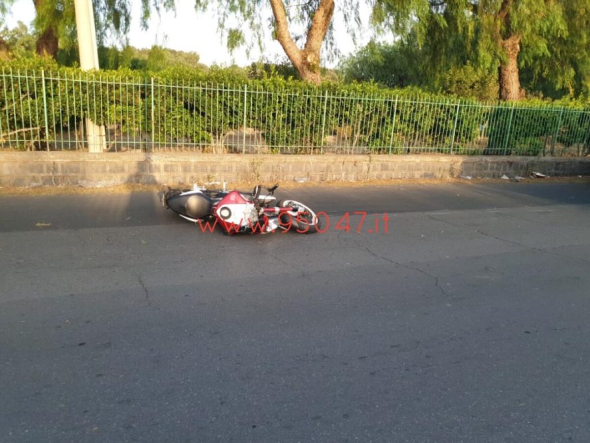PATERNÒ: SCONTRO MOTO- MOTORINO IN VIA G.VERGA, DUE FERITI - 