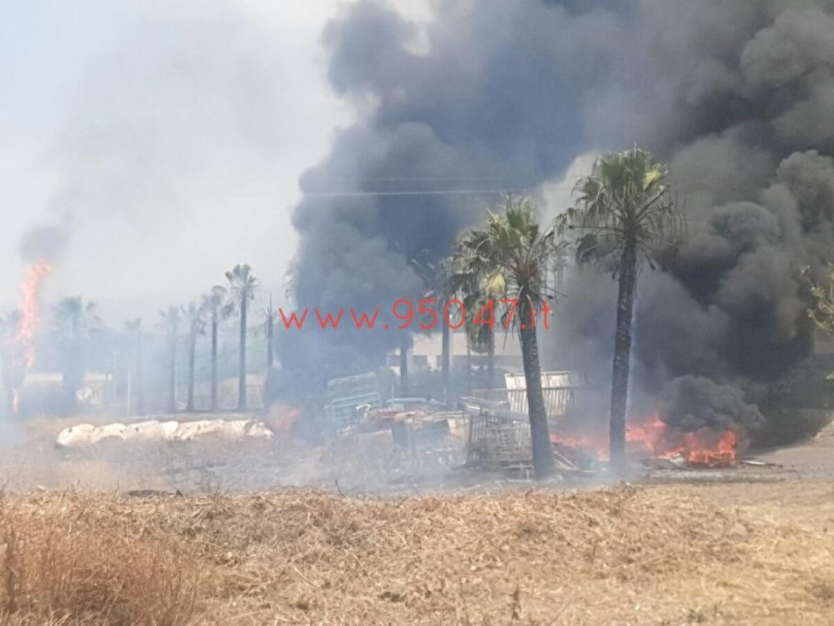 GROSSO INCENDIO IN CONTRADA TRE FONTANE, DENSA NUBE NERA - 