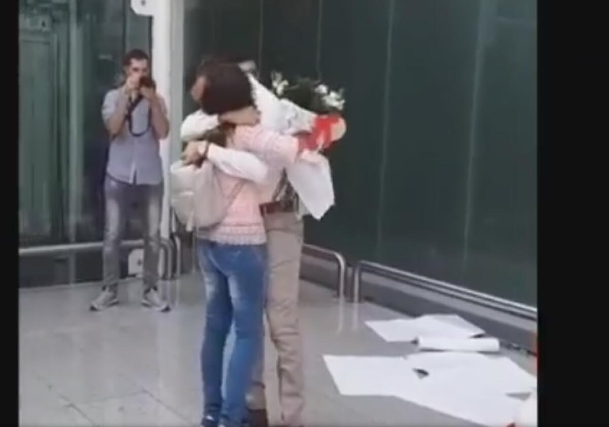 PROPOSTA DI MATRIMONIO ALL'AEROPORTO DI CATANIA:  MA STAVOLTA... LEI HA DETTO SÌ - 