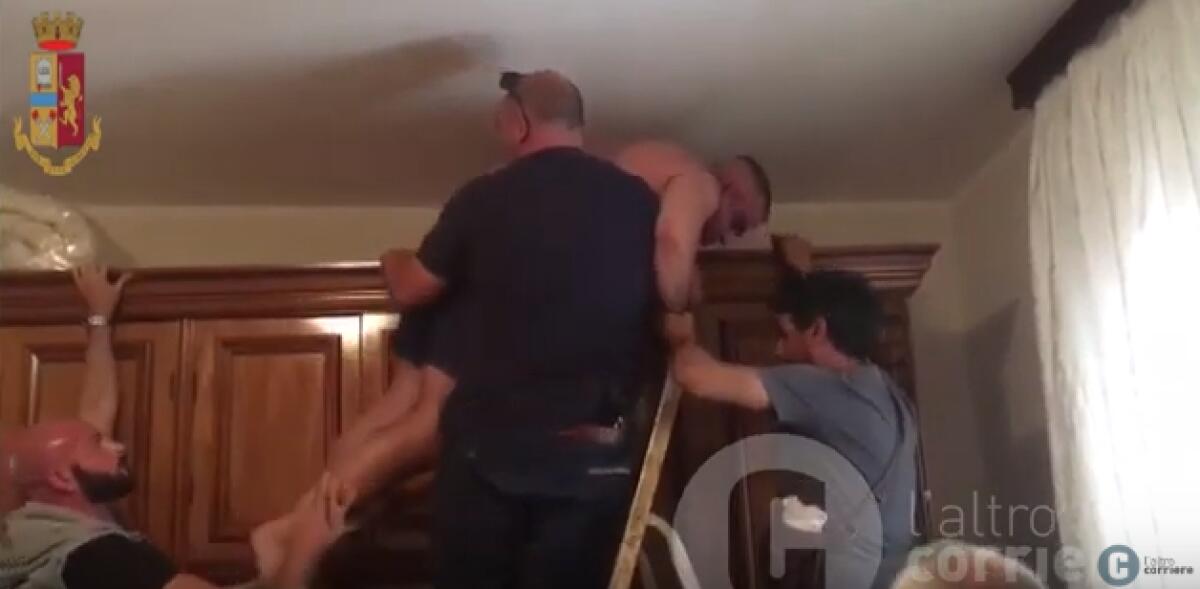CROTONE: A 53 ANNI PERSEGUITA UNA 28ENNE, LA POLIZIA LO TROVA NASCOSTO SULL’ARMADIO - VIDEO - 