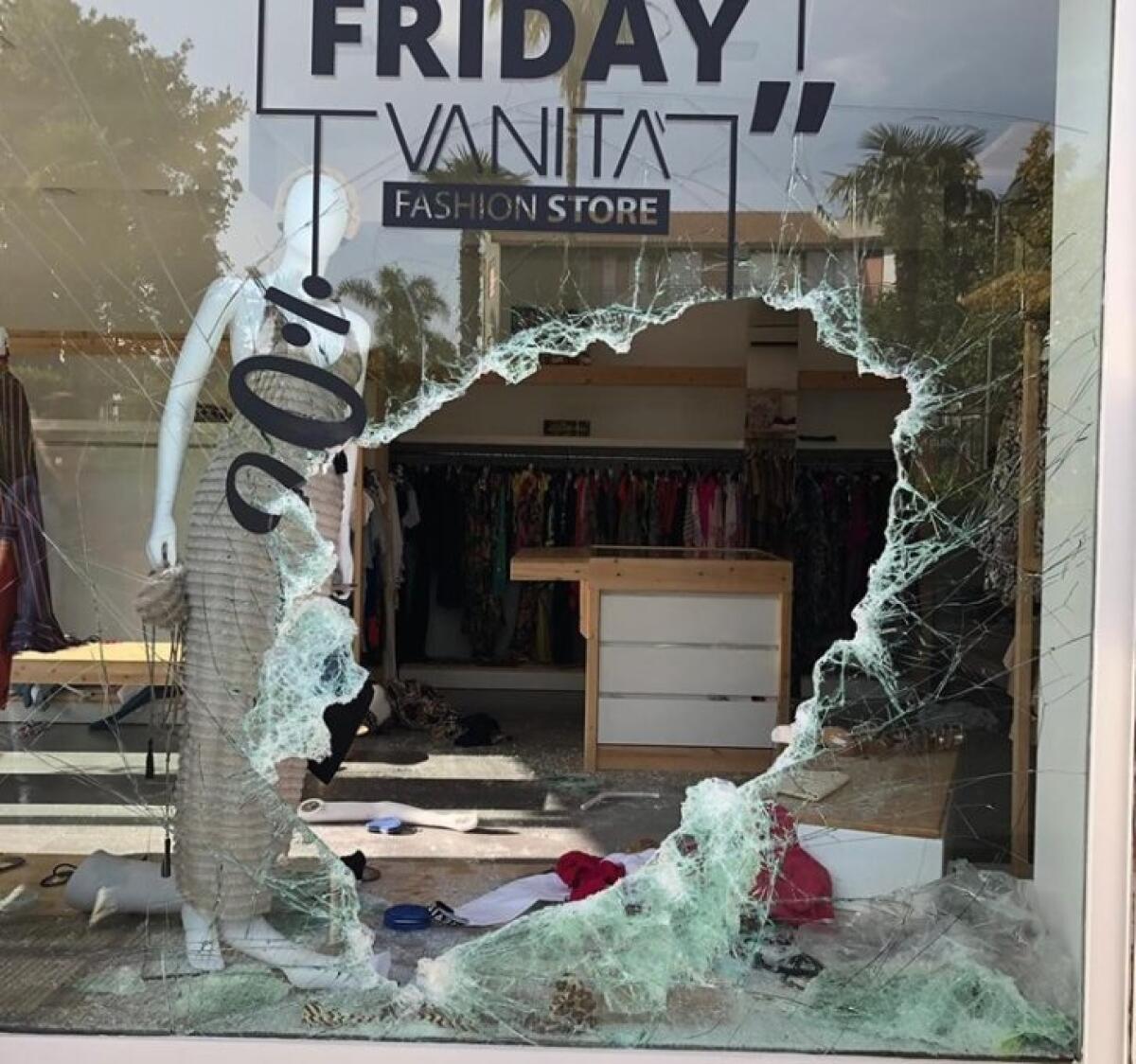 MASCALUCIA: SPACCATA AL NEGOZIO, LO SFOGO DEL TITOLARE SU FACEBOOK - 