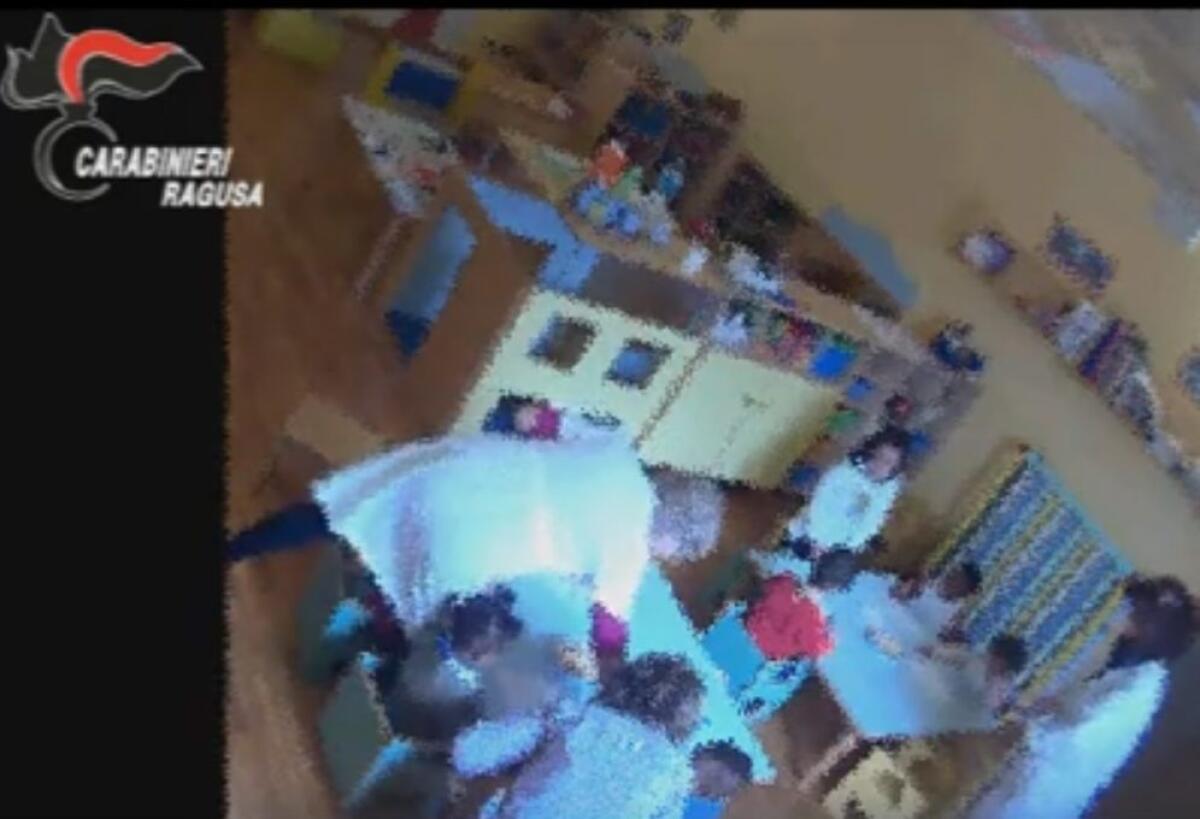 RAGUSA, MAESTRA D’ASILO ARRESTATA PER MALTRATTAMENTI: SCHIAFFI AI BIMBI SE NON MANGIAVANO - 