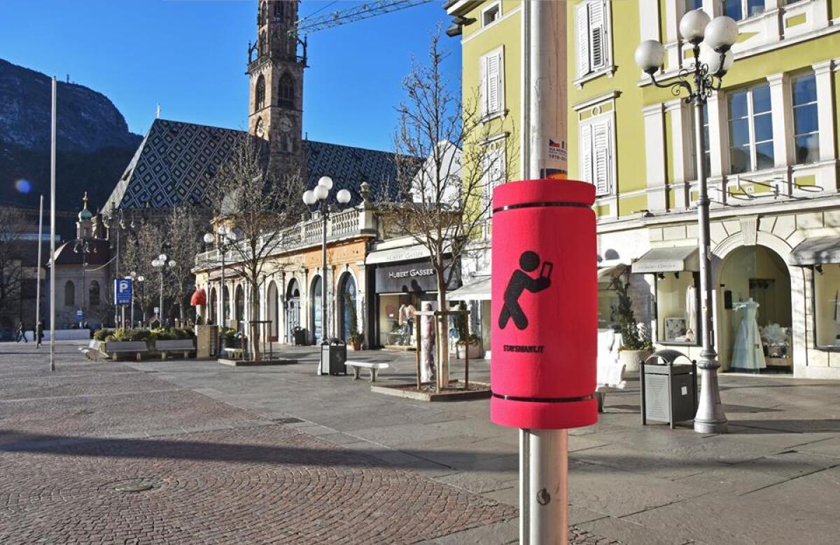 NOVITÀ PER LE STRADE DI BOLZANO: PARATESTA SUI PALI PER CHI CAMMINA GUARDANDO IL CELLULARE - 