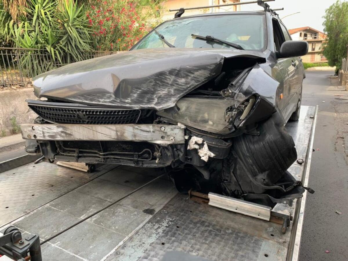 MOTTA SANT'ANASTASIA: AUTO SBATTE CONTRO MURETTO, FERITO LIEVE - 