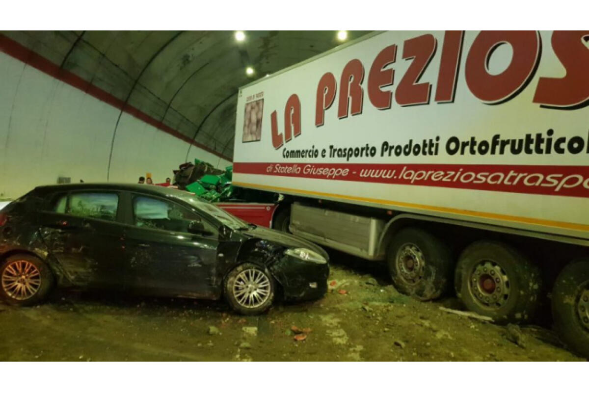 INCIDENTE SULLA SA-RC: TIR DI AZIENDA PATERNESE, TAMPONA, SI INCASTRA IN GALLERIA E PERDE ENORME CARICO DI ANGURIE - FOTO - 