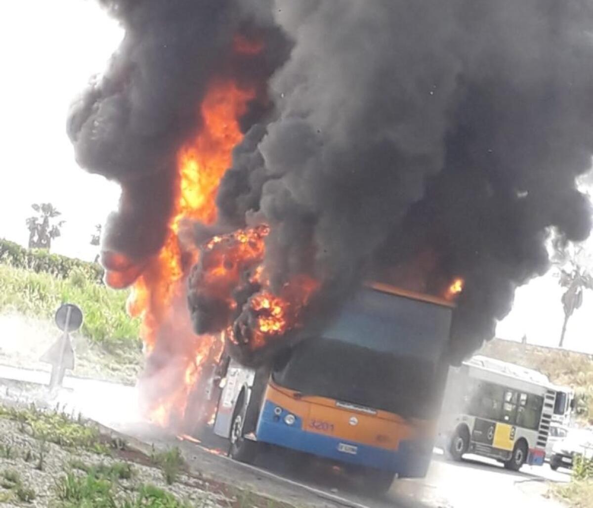 CATANIA: UN AUTOBUS AMT PRENDE FUOCO, AUTISTA SALVA TUTTI I PASSEGGERI - 