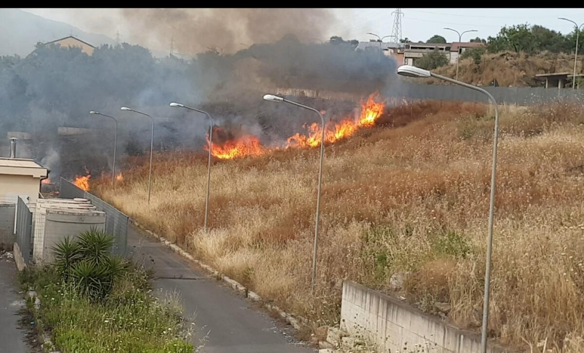 PATERNÒ: VASTO INCENDIO DI STERPAGLIE IN ZONA SCALA VECCHIA - 