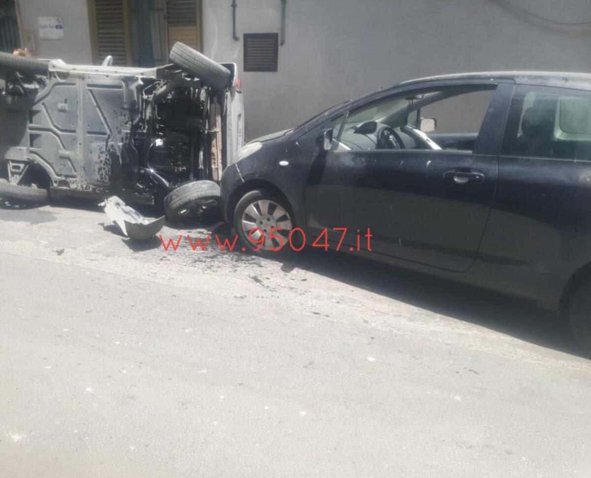 PATERNO': SCONTRO TRA AUTO, SMART SI RIBALTA - 