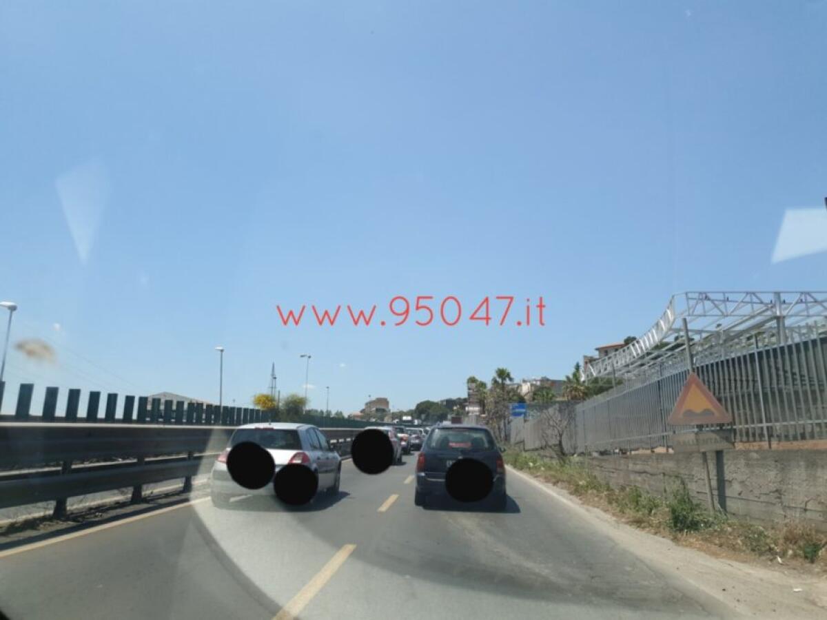 CAMION IN PANNE SULLA SS121, LUNGHE CODE - 