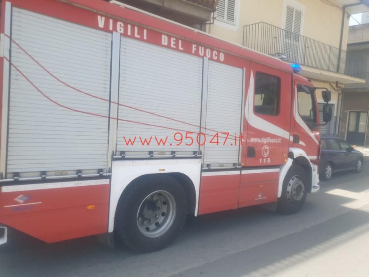 PATERNÒ: ANZIANA CADE IN CASA, INTERVENTO DI VIGILI DEL FUOCO E 118 - 