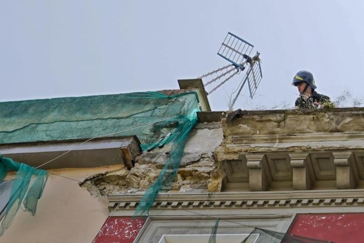 TRAGEDIA A NAPOLI, SI STACCA UN CORNICIONE DAL QUINTO PIANO, MORTO UN COMMERCIANTE - 