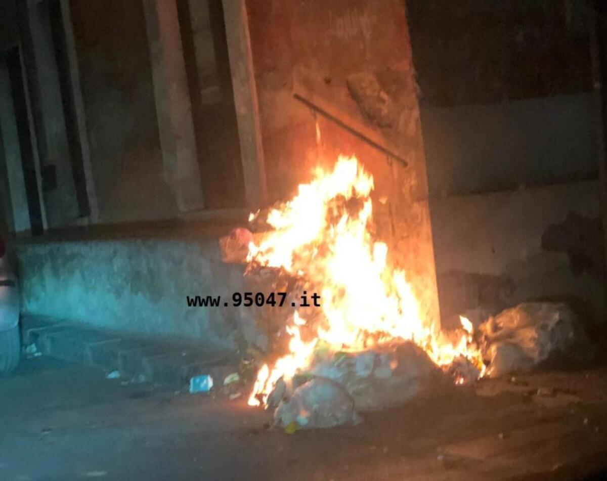 PATERNO': INCENDIO CUMULI DI RIFIUTI,  INTERVENUTI VIGILI DEL FUOCO - 