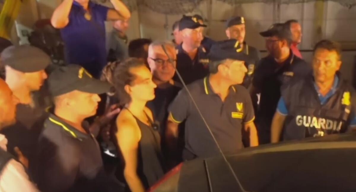 SEA WATCH 3 ENTRA A LAMPEDUSA. SBARCATI I MIGRANTI, LA COMANDANTE È STATA ARRESTATA - 