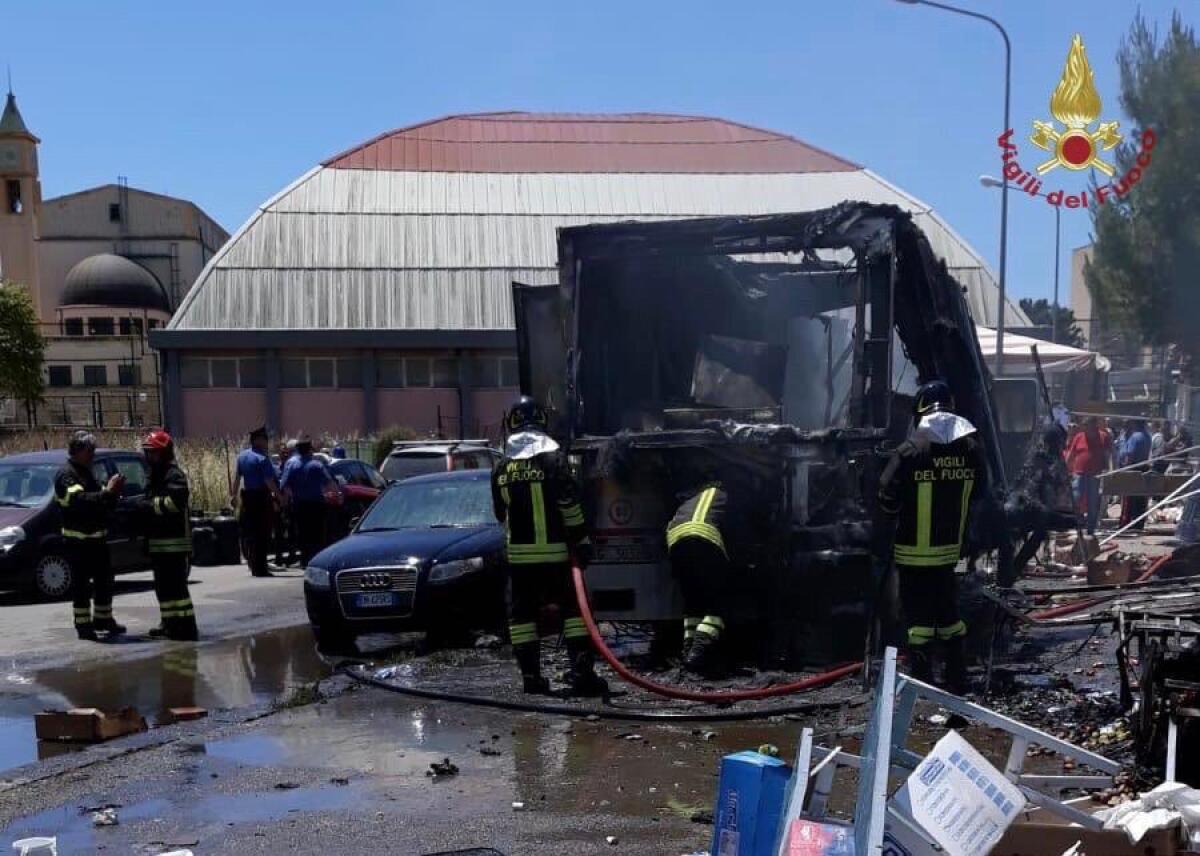 GELA, SCOPPIA BOMBOLA AL MERCATO: SETTE FERITI, DUE SONO GRAVISSIMI - 