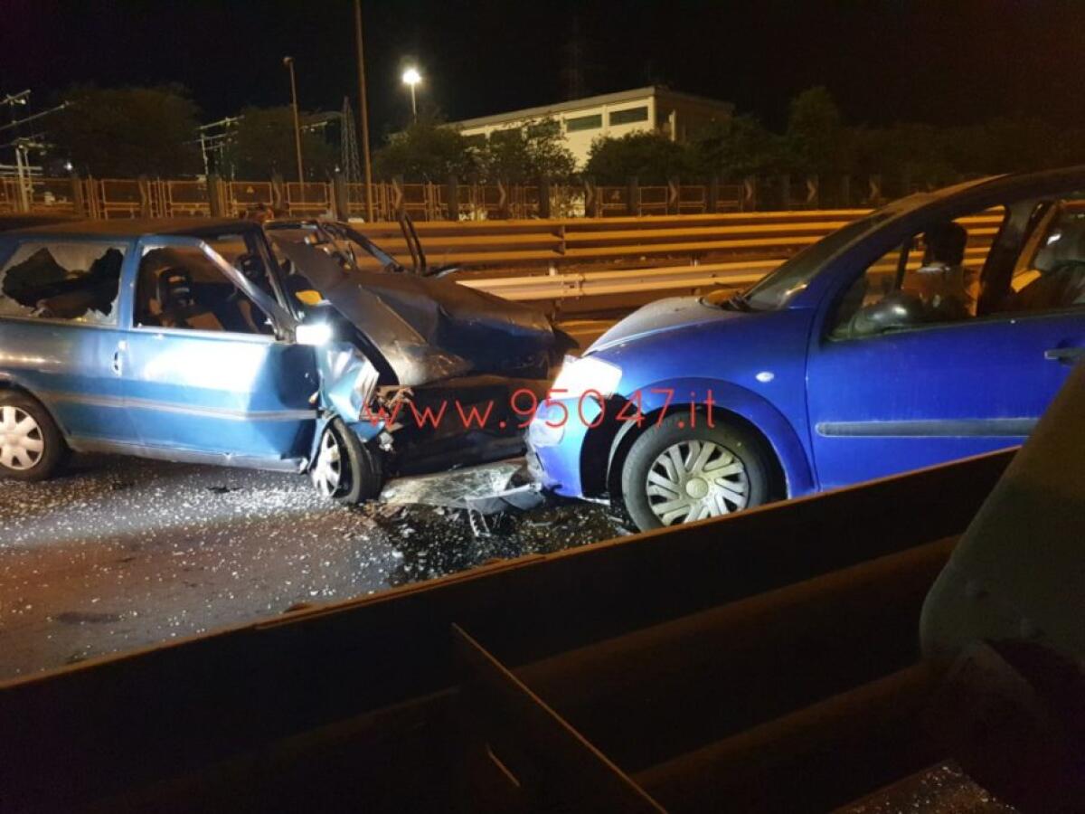 AUTO CONTROMANO SULLA SS121, FRONTALE CON ALTRA AUTO 4 FERITI - 