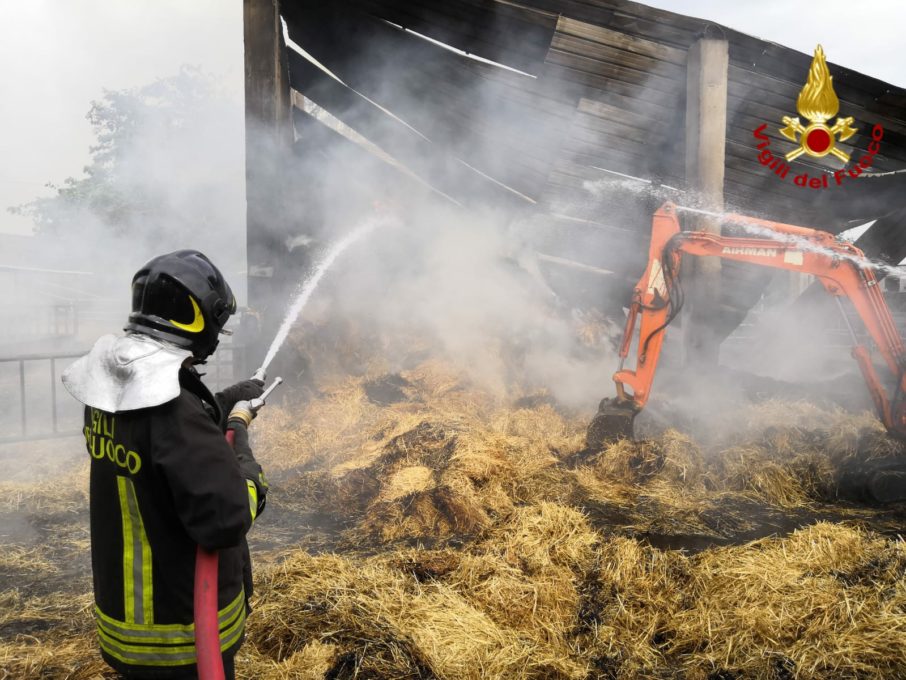 ACI CATENA, UN INCENDIO HA DISTRUTTO UN FIENILE SESSANTA BOVINI IN PERICOLO SALVATI DAI POMPIERI