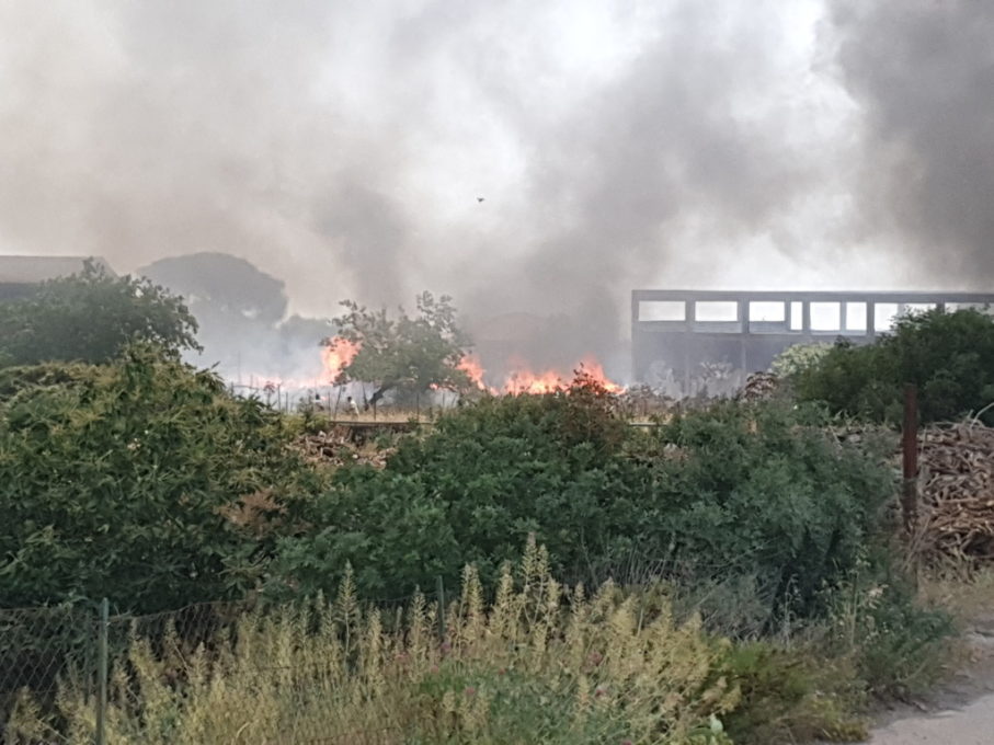 AMPIO INCENDIO FRA BELPASSO E CAMPOROTONDO