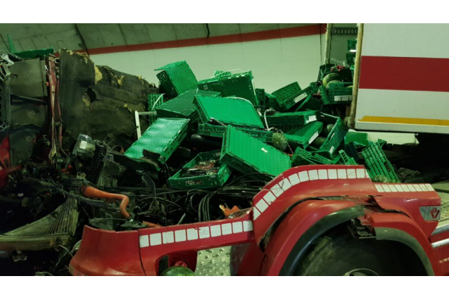 INCIDENTE SULLA SA-RC: TIR DI AZIENDA PATERNESE, TAMPONA, SI INCASTRA IN GALLERIA E PERDE ENORME CARICO DI ANGURIE - FOTO