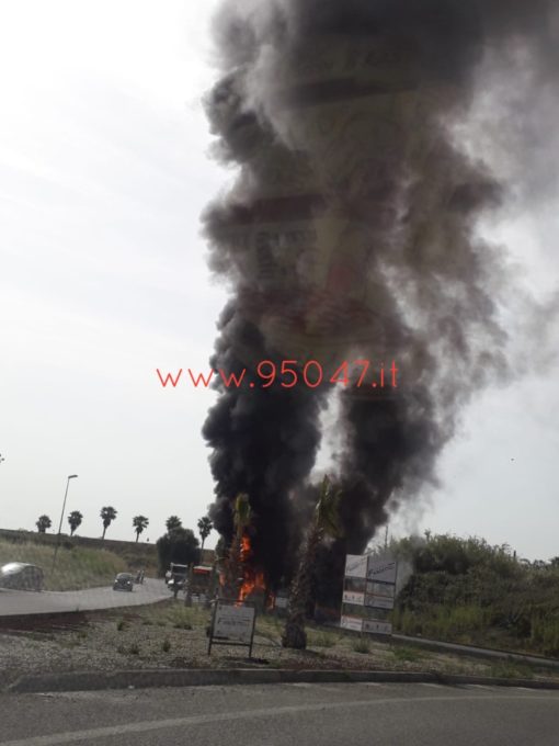 CATANIA: UN AUTOBUS AMT PRENDE FUOCO, AUTISTA SALVA TUTTI I PASSEGGERI