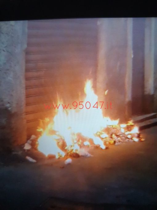 PATERNO’: IN FIAMME CUMULI DI RIFIUTI IN CENTRO, INTERVENTO DEI  VIGILI DEL FUOCO