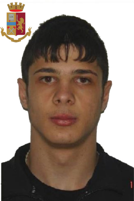 REGALBUTO: DROGATO SENZA PATENTE E ASSICURAZIONE TENTA DI FALCIARE DUE POLIZIOTTI