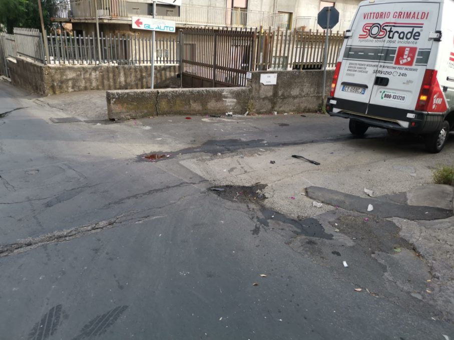 MOTTA SANT'ANASTASIA: AUTO SBATTE CONTRO MURETTO, FERITO LIEVE