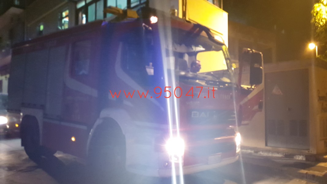 PATERNO': PAURA NELLA SERATA PER UN INCENDIO ALLA CANNA FUMARIA DI UNA PIZZERIA