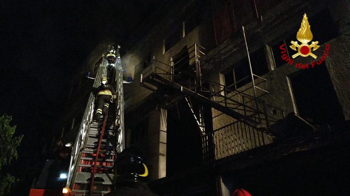 CATANIA: INCENDIO NEI PRESSI DEL PORTO, A FUOCO UN DEPOSITO DI AUTO SOTTO SEQUESTRO