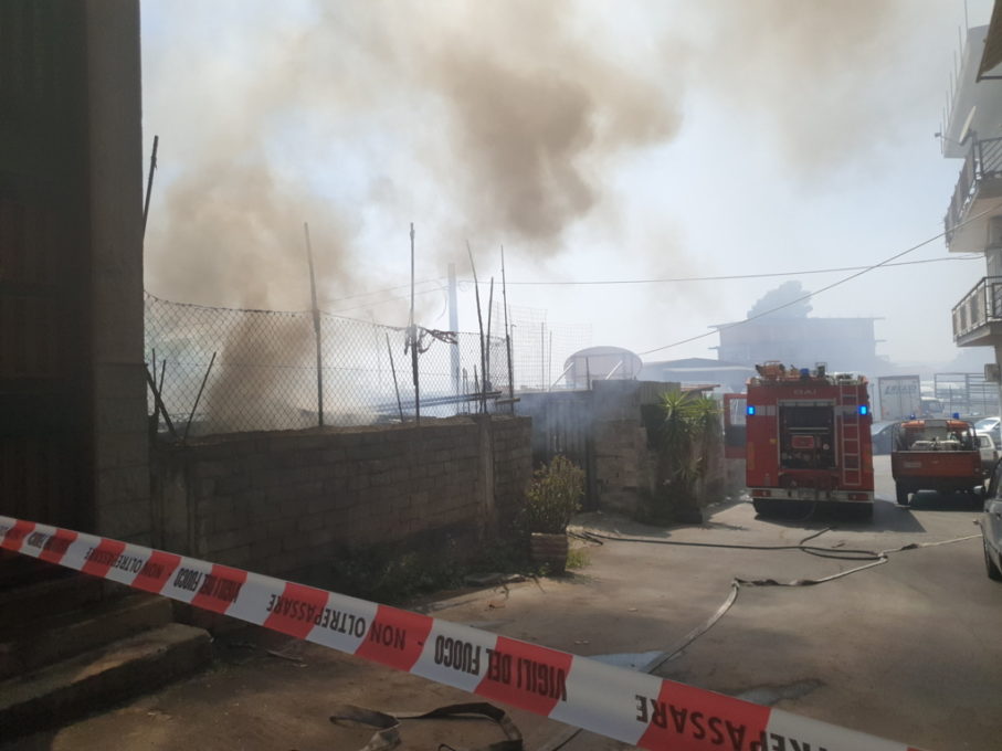 PATERNO': INCENDIO IN UNA DISCARICA, CANE MUORE TRA LE FIAMME