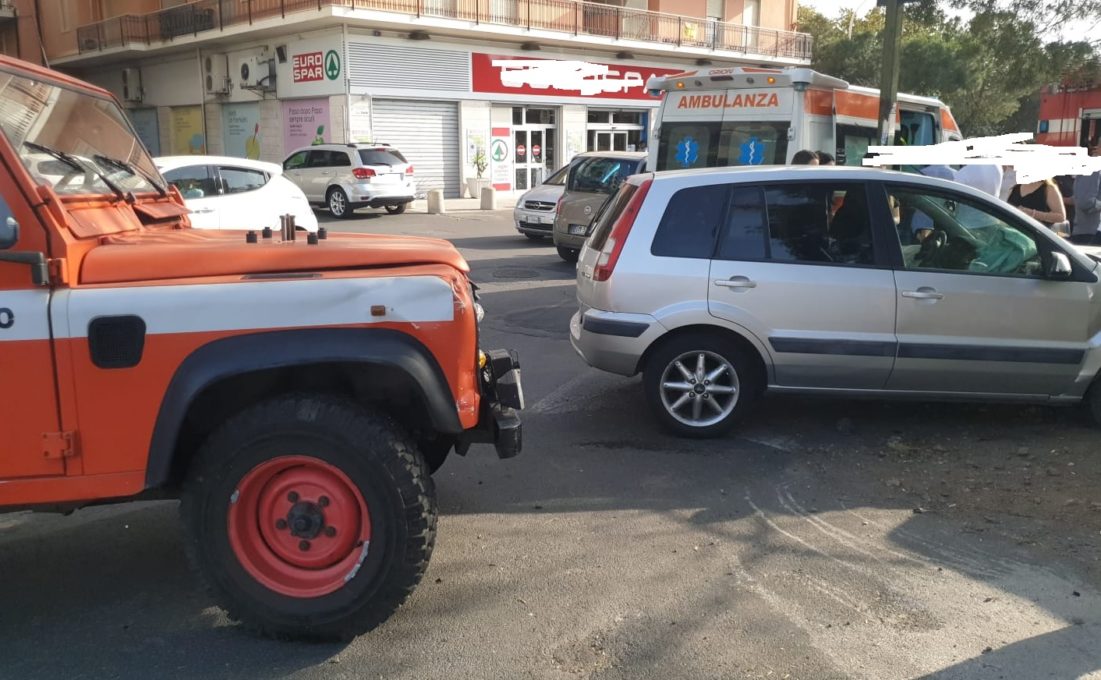 PATERNO': SCONTRO TRA UN’AUTO E CAMION DEI VIGILI DEL FUOCO AL CORSO ITALIA, UN FERITO